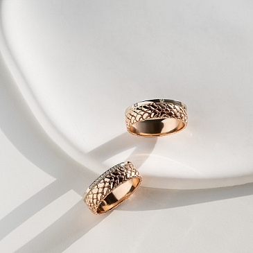 Парные обручальные кольца фактурные комбинированные с бриллиантами